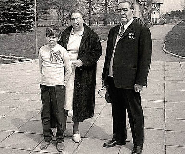 Андрей Брежнев с бабушкой и дедушкой. Начало 70-х годов. Фото: Личный архив