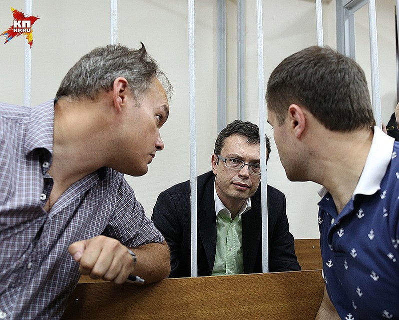 Никандров вручил Дрыманову кредитку, на которой было 9 850 евро Фото: Асхат БАРДЫНОВ