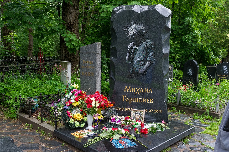 И спустя 5 лет после смерти на могиле Михаила множество цветов Фото: Олег ЗОЛОТО