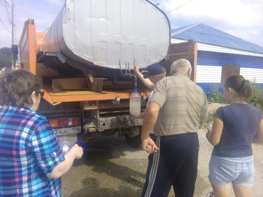 В одном из пунктов выдачи воды чуть не завязалась драка из-за хамства сотрудников администрации. Фото: Артем Мальцев