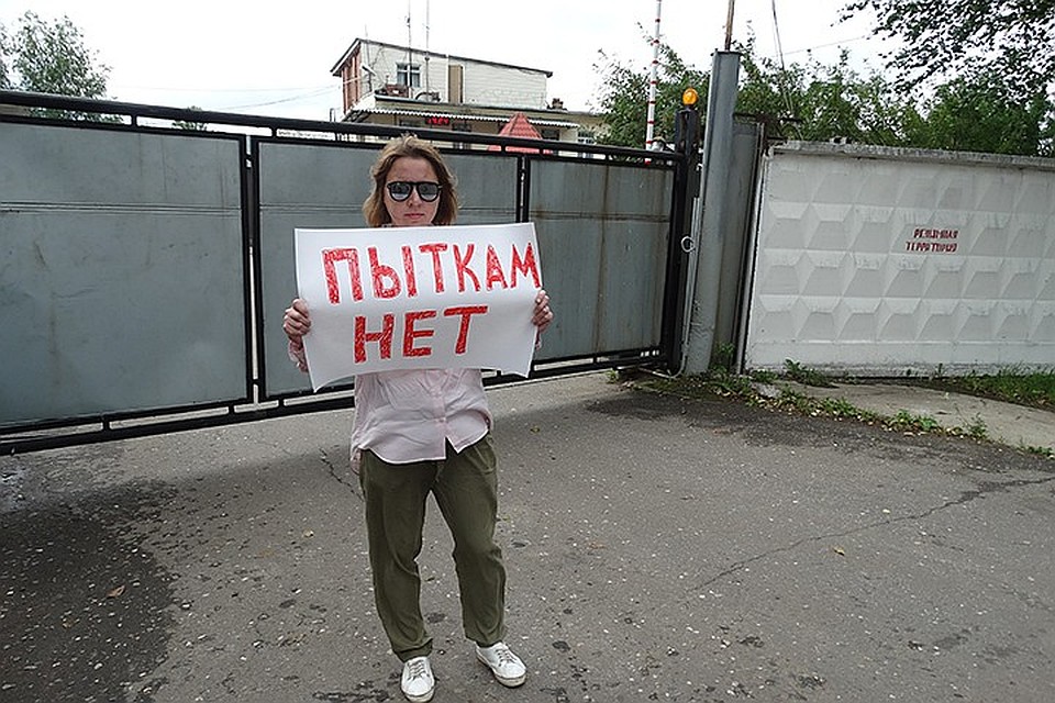 У стен колонии проходят одиночные пикеты. Журналисты и активисты требуют публичного расследования Фото: Роман РЫЖИКОВ