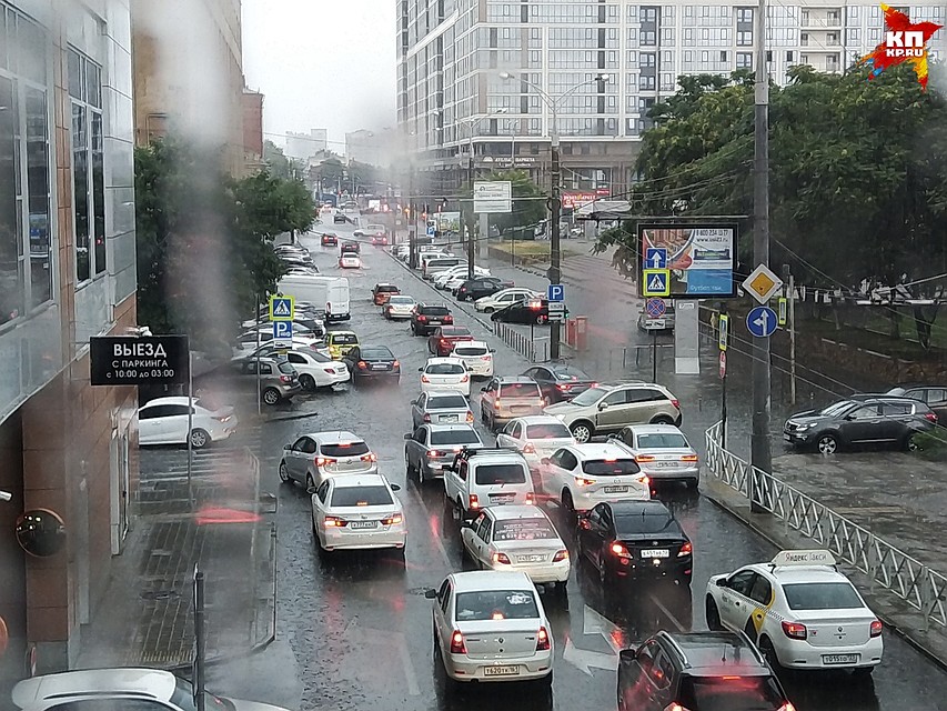 В городе образовались заторы Фото: Артём ГНАТЕНКО