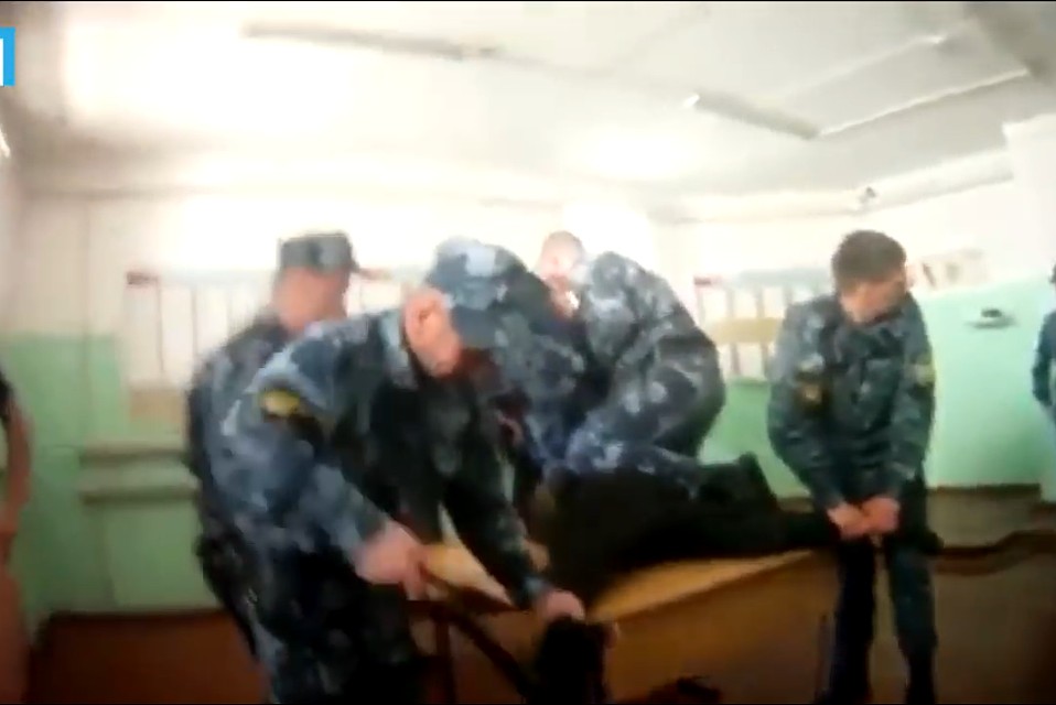 Макарова избивали толпой Фото: скриншот с видео