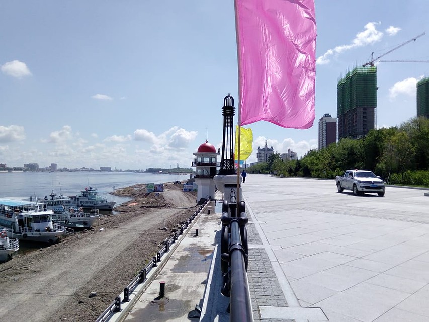 При сей нарядности первой очереди набережной соседнего города до воды шагать нужно по грязи. Фото: Людмила СУДЕЙКИНА