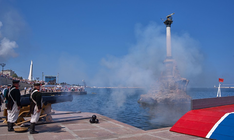 День ВМФ начался с выстрела 200-летней пушки Фото: Василий БАТАНОВ