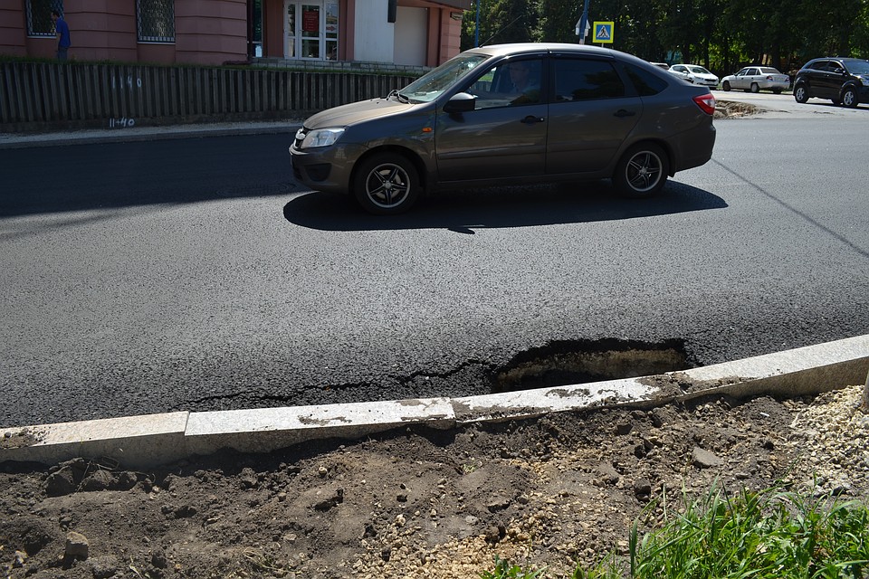 Асфальтное покрытие только положили, а уже пошли трещины Фото: Юлия КЛЮЕВА