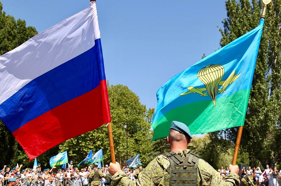 В этот день развеваются два флага - российский триколор и символ ВДВ Фото: Наталья Гоцанюк