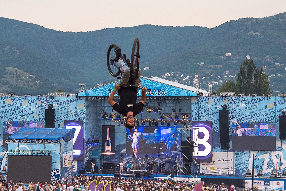 BMXеры удивляли зрителей потрясающими трюками Фото: Анна САДОВНИКОВА
