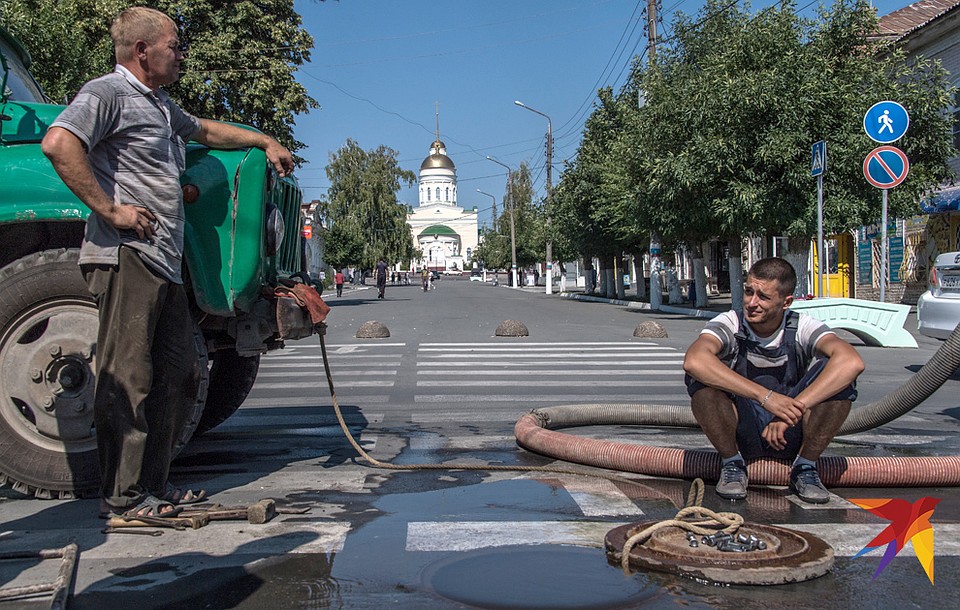 Местные работяги ликвидировали аварию водопровода. Фото: Виктор ГУСЕЙНОВ