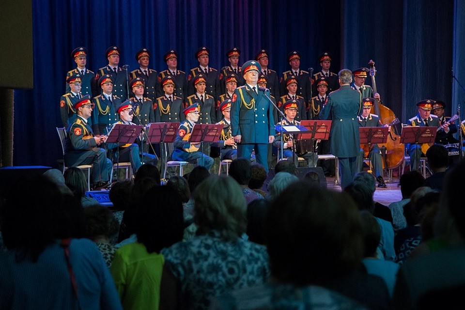 Перед родными погибших при катастрофе саяногорцев выступил Ансамбль имени Александрова. Фото пресс-службы правительства Хакасии