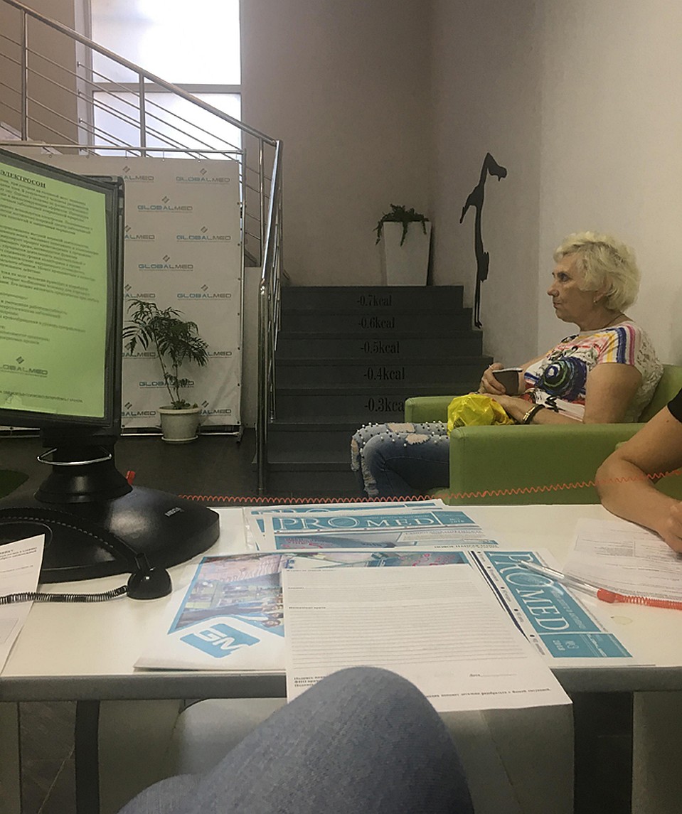 Сидящие в клинике люди явно ждали сверх назначенного времени Фото: Евгения КОРОБКОВА