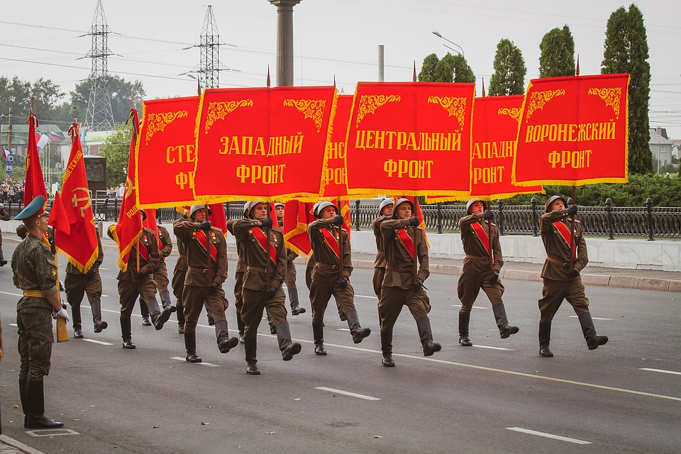 Военнослужащие под мелодию легендарной песни Александрова «Священная война» пронесли штандарты фронтов и боевыми знамена соединений, участвовавших в Курской битве Фото: Яна ШЕЛЕСТ