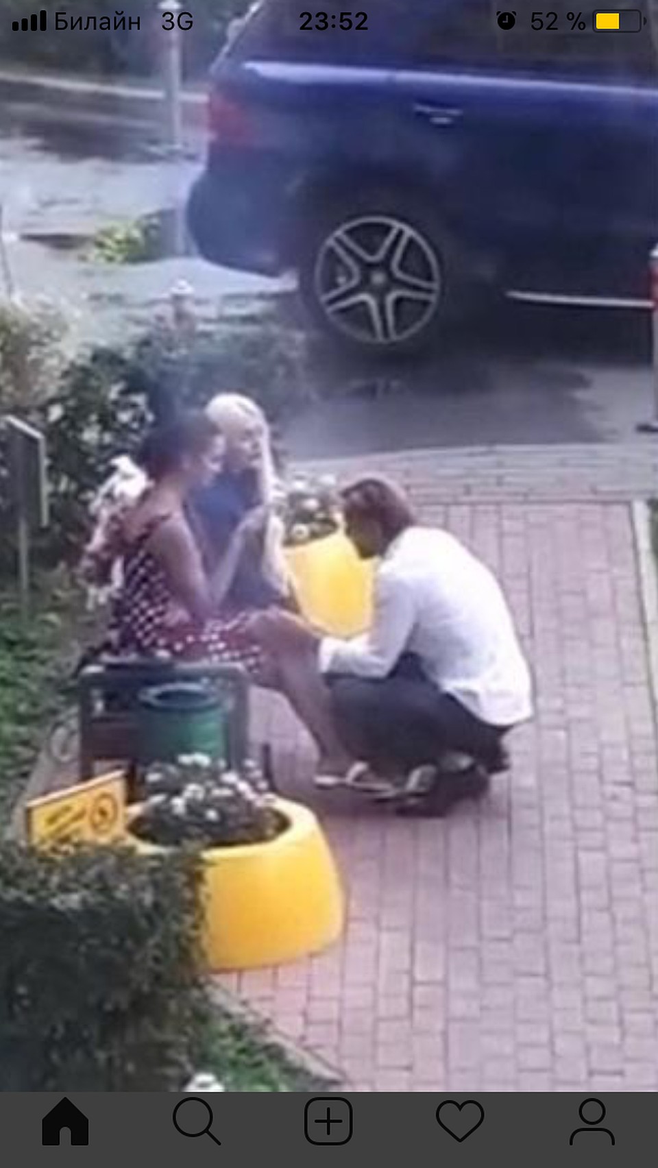 Пользователи социальный сетей предполагают, что на фото Денис Лебедев с Ольгой Бузовой и ее подругой. Фото: СОЦСЕТИ