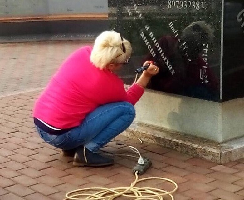Женщина, видимо, пытается исправить ошибку. Фото из группы Лабытнанги Info во Вконтакте