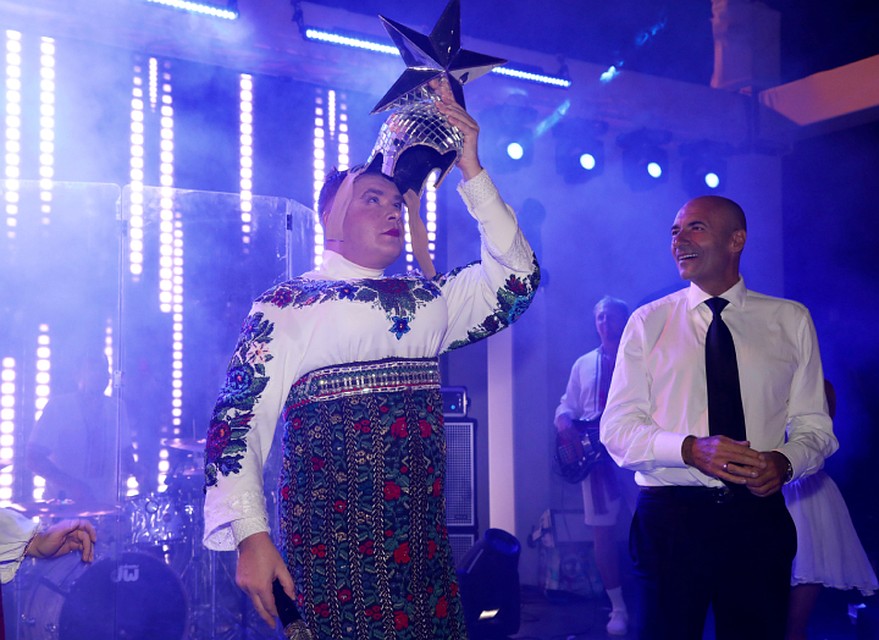Под конец выступления Сердючка даже сняла звезду с головы Фото: Лариса КУДРЯВЦЕВА/ЭГ