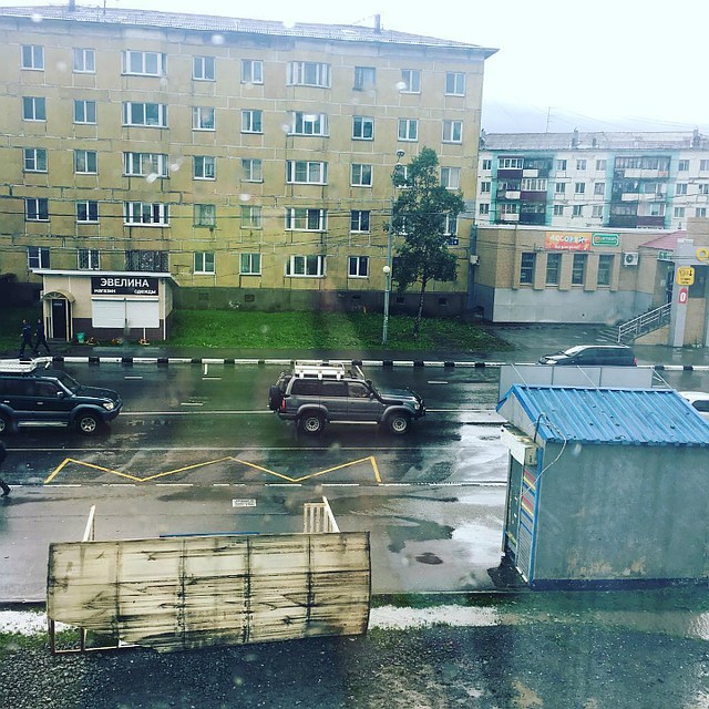 Местные жители с самого утра начали забрасывать социальные сети фотографиями и видеозаписями последствий тайфуна. Фото: Социальные сети