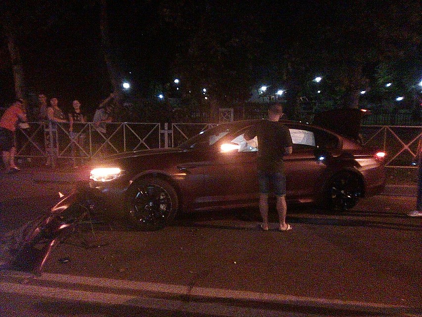 Спорткар получил серьезные повреждения, полностью разбита вся правая сторона.