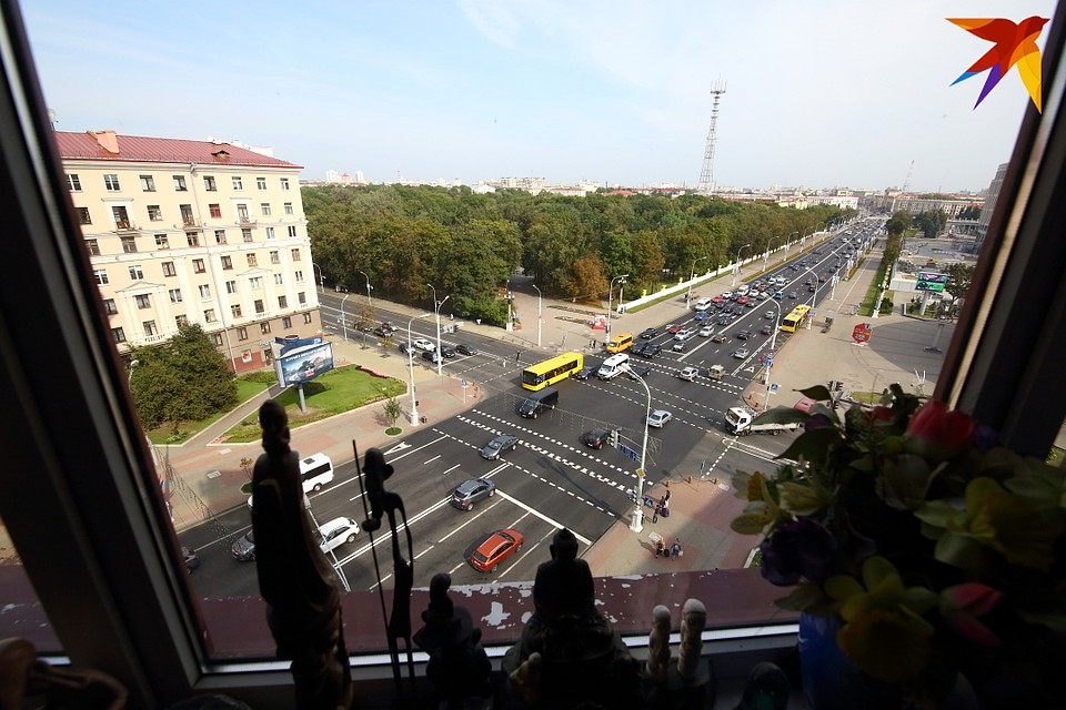 Из окна квартиры открывается вид на проспект Независимости и парк имени Янки Купалы. Фото: Святослав ЗОРКИЙ
