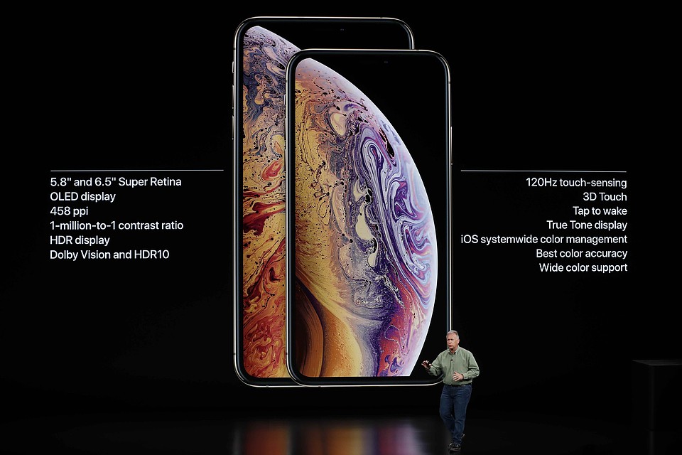 По сути новый смартфон - это обновленный iPhone X. Фото: REUTERS