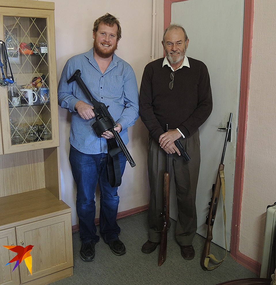 Белые фермеры готовы защищать свой дом от любого врага Фото: Дарья АСЛАМОВА