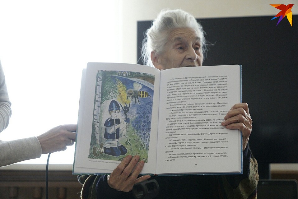 Отдельное слово стоит сказать об иллюстрациях книги - они нарисованы самой Верой Васильевной и её дочкой Светланой, которая два года назад скончалась от рака. Фото: Алексей БУЛАТОВ