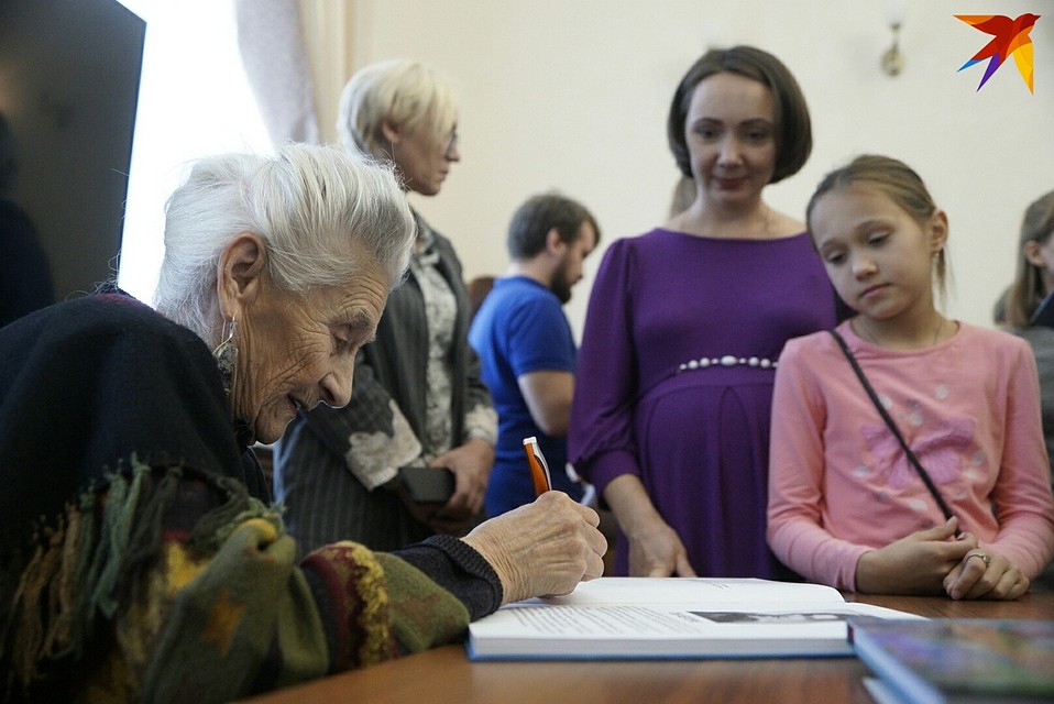 Вера Васильевна с удовольствием раздавала автографы Фото: Алексей БУЛАТОВ