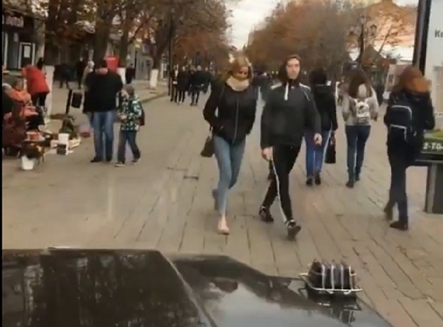 Актер на внедорожнике распугал толпу пешеходов. Кадр из видео