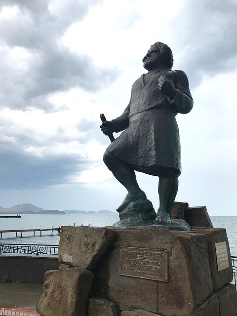 Памятник поэту и художнику Максимилиану Волошину в Коктебеле. Фото: Мария ВОРНАКОВА.