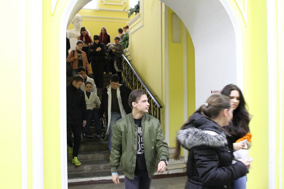 Фото: пресс-служба РГУ. Во время пожарной тревоги студенты следовали инструкции по эвакуации.