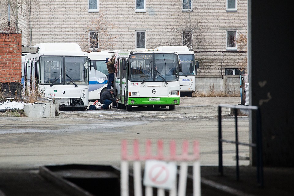 После девяти утра почти все автобусы вышли в рейс. Фото: Валерий ЗВОНАРЕВ