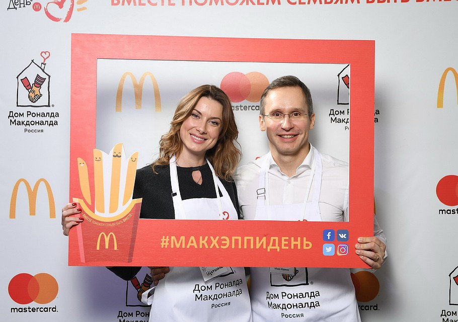 Актриса Евгения Щербакова и Генеральный директор Макдоналдс в России Марк Карена.