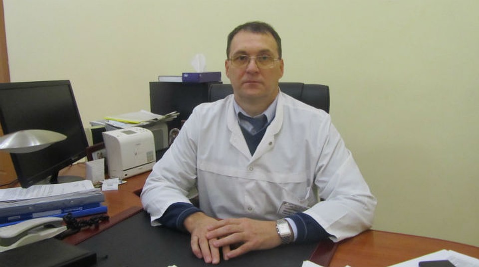 Сергей Шамсутдинов уверен - обе ноги пожилой женщины спасти уже нельзя. Фото: Юрий КОЗЛОВ