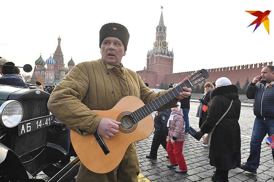 После марша Красная площадь стала доступна для всех желающих Фото: Владимир ВЕЛЕНГУРИН