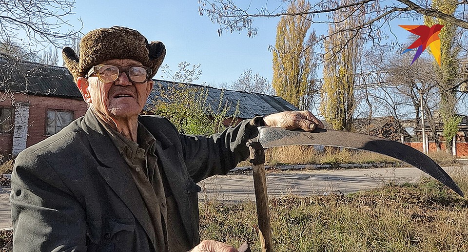 Дед Саня косит траву для своих коз в районе Трудовских: "Вокруг людей наубивало и ранило, но я не прячусь, как будет так и будет". Фото: Дмитрий СТЕШИН