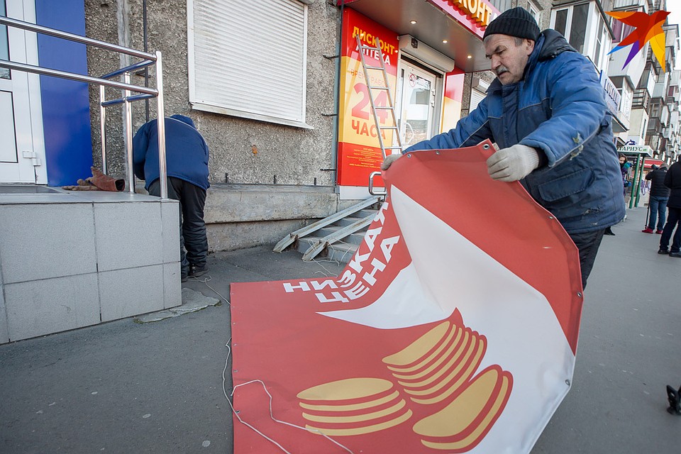 Владельцев незаконных вывесок о демонтаже предупреждали за месяц, но ни один из них и пальцем не пошевелил. Фото: Валерий ЗВОНАРЕВ