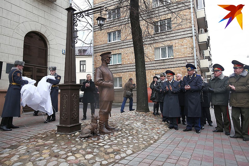 Скульптуру установили в честь 100-летия белорусской милиции Фото: Павел МАРТИНЧИК