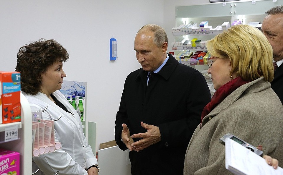 Президент пообщался с начальником аптеки