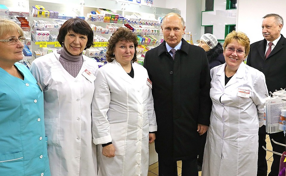 Владимир Путин сфотографировался с коллективом аптеки