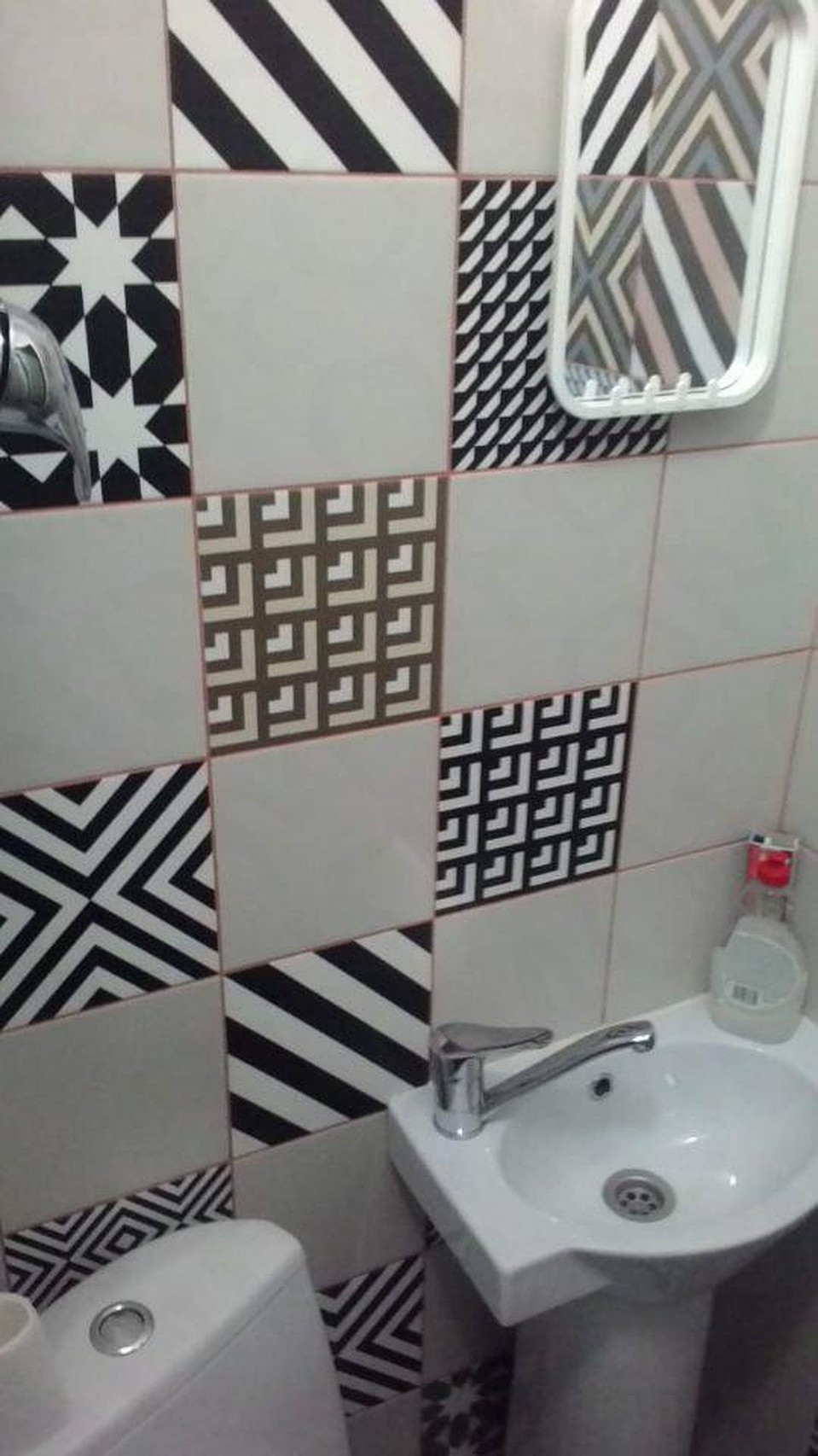 В санузле уложен дорогой кафель
