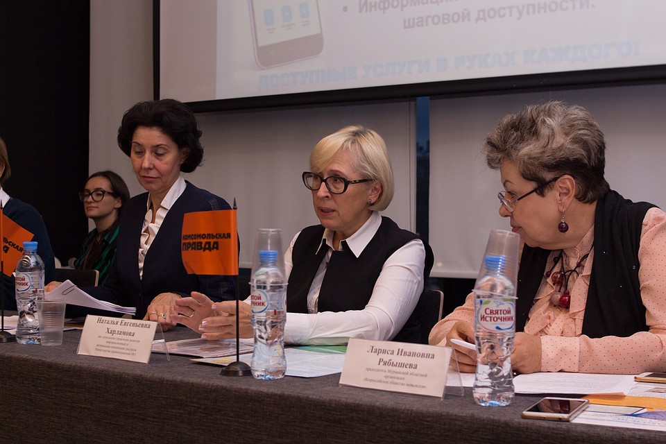 В центре замначальника управления развития информационных и материально-технических ресурсов минздрава Мурманской области Наталья Харламова. Фото: Антон ЗАБИРОВ