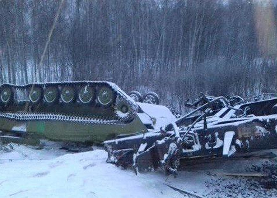 Несколько платформ перевернулись, кругом детали от техники. Фото: vk.com
