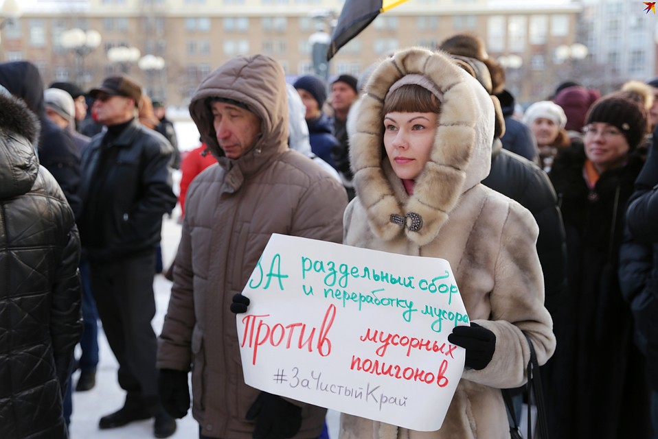 Каждый третий митингующий держал в руках плакат с протестным лозунгом Фото: Наталия БЕШКАРЕВА