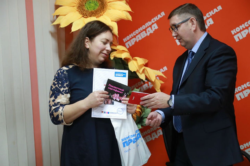Обладательница первого места получает подарки Фото: Мария ЛЕНЦ