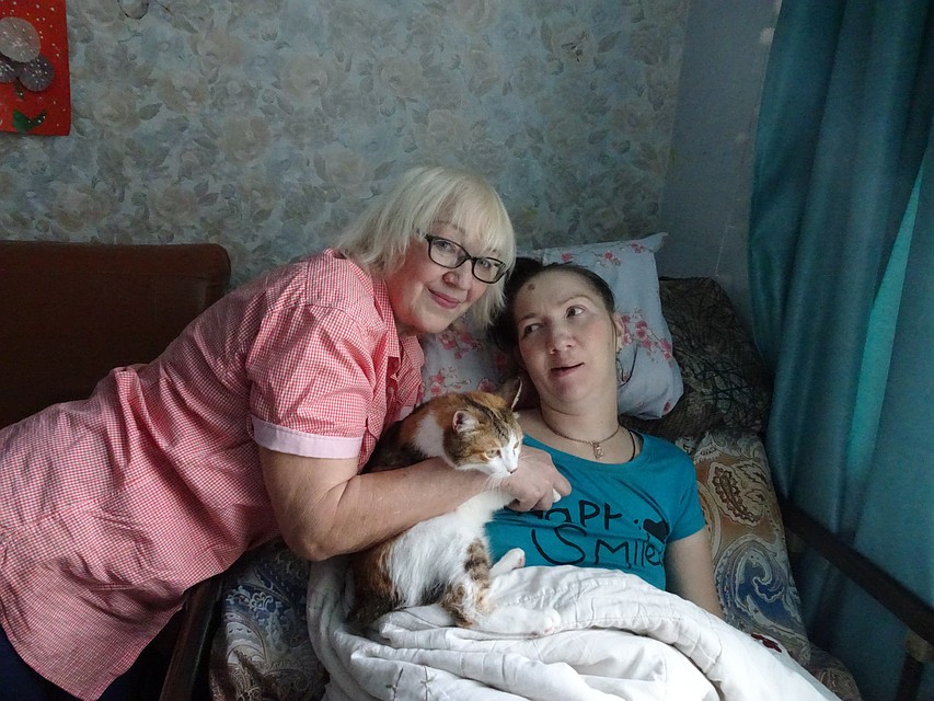 За Ириной Банниковой уже 9 лет ухаживает мама. Фото: Вероника РАНГУЛОВА