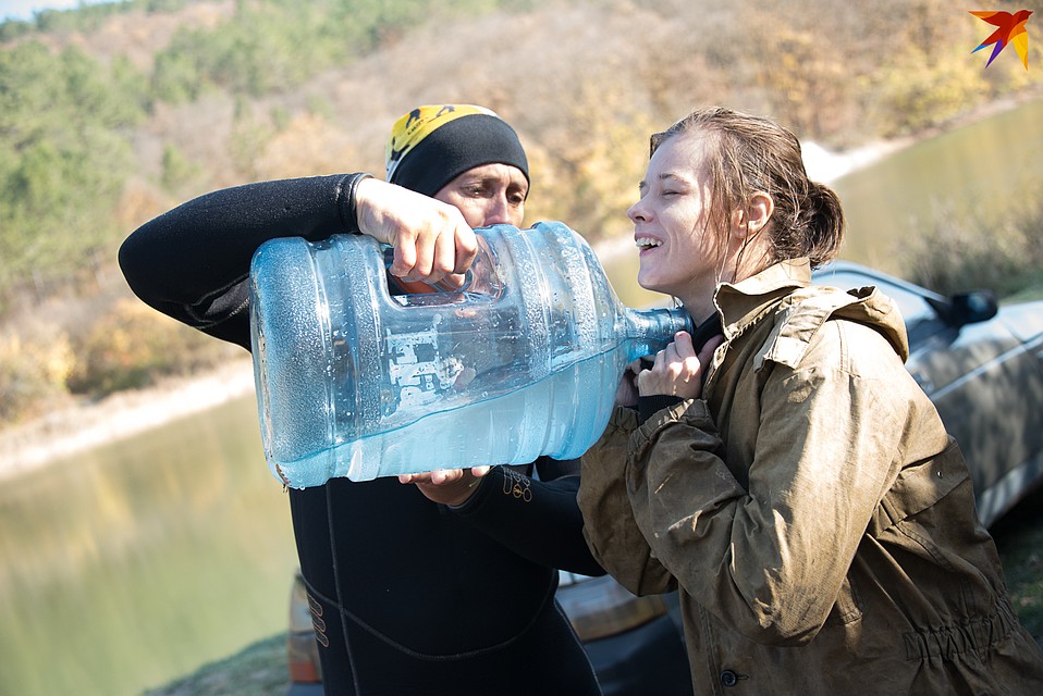 После заплыва в холодной воде Катерину согревали теплой водой из чайника Фото: Анна САДОВНИКОВА