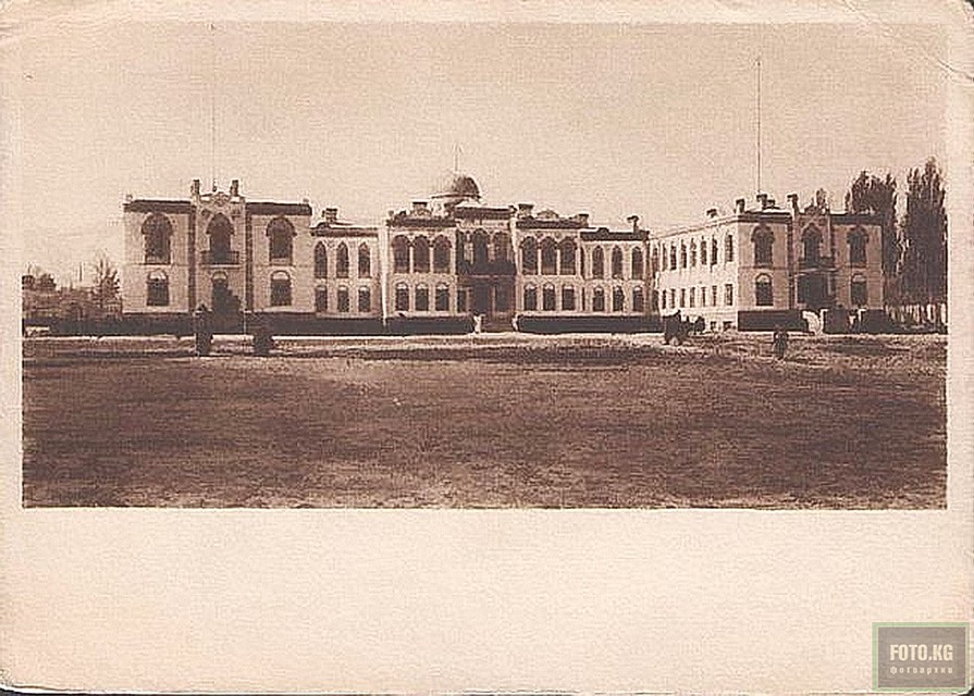 Здание Совнаркома КССР (архивное фото) Фото: foto.kg (интернет-архив)