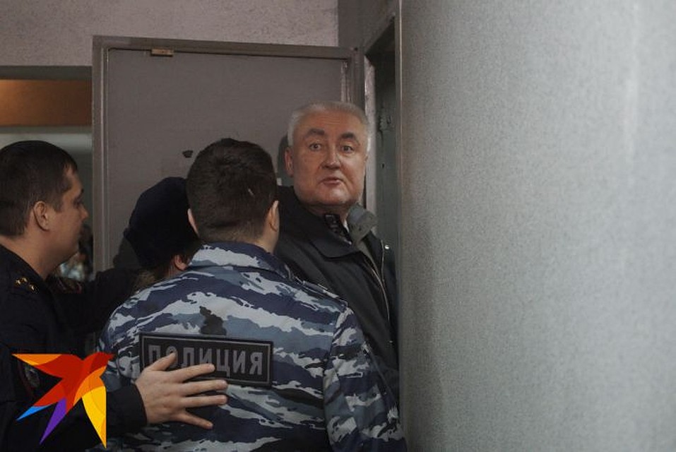 Сначала Миронов не хотел общаться с журналистами, но ближе к конце заседания все-таки назвал случившееся "провокацией". Фото: Алексей БУЛАТОВ