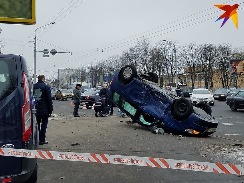 В час дня машины еще оставались на месте аварии. Фото: Андрей ЛЕВКОВСКИЙ