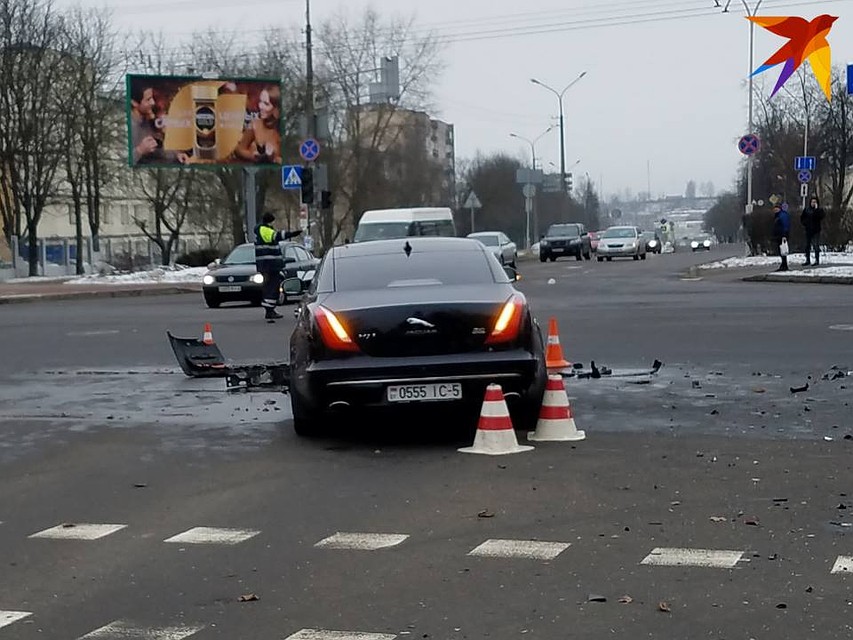 "Ягуар" ехал по Нововиленской со стороны переулка Червякова. Фото: Андрей ЛЕВКОВСКИЙ