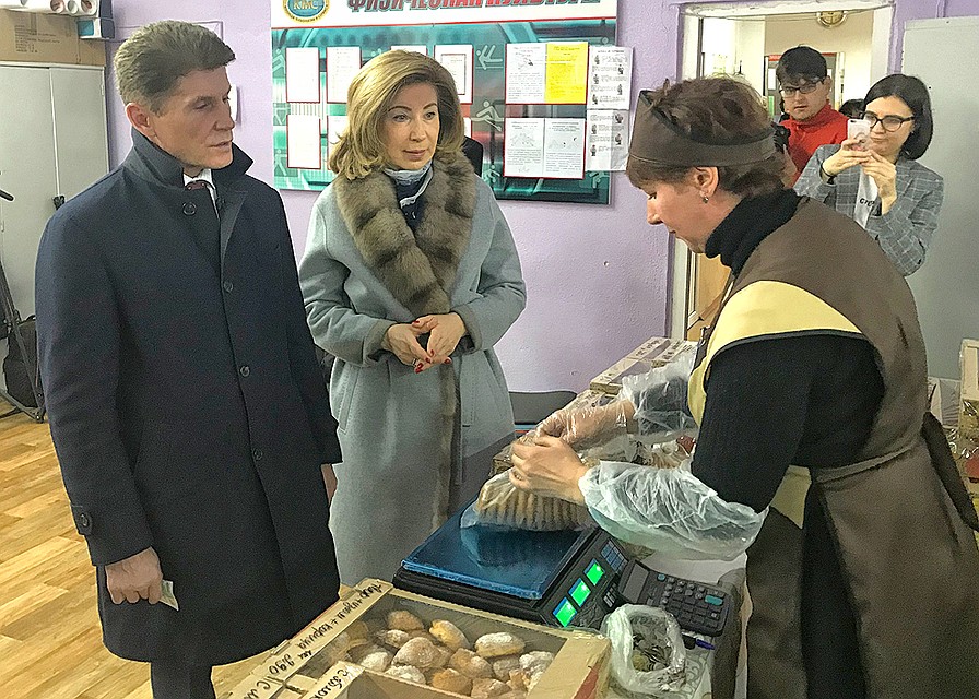В день голосования на избирательном участке Олег Кожемяко купил пряников. Фото: Владимир ВОРСОБИН